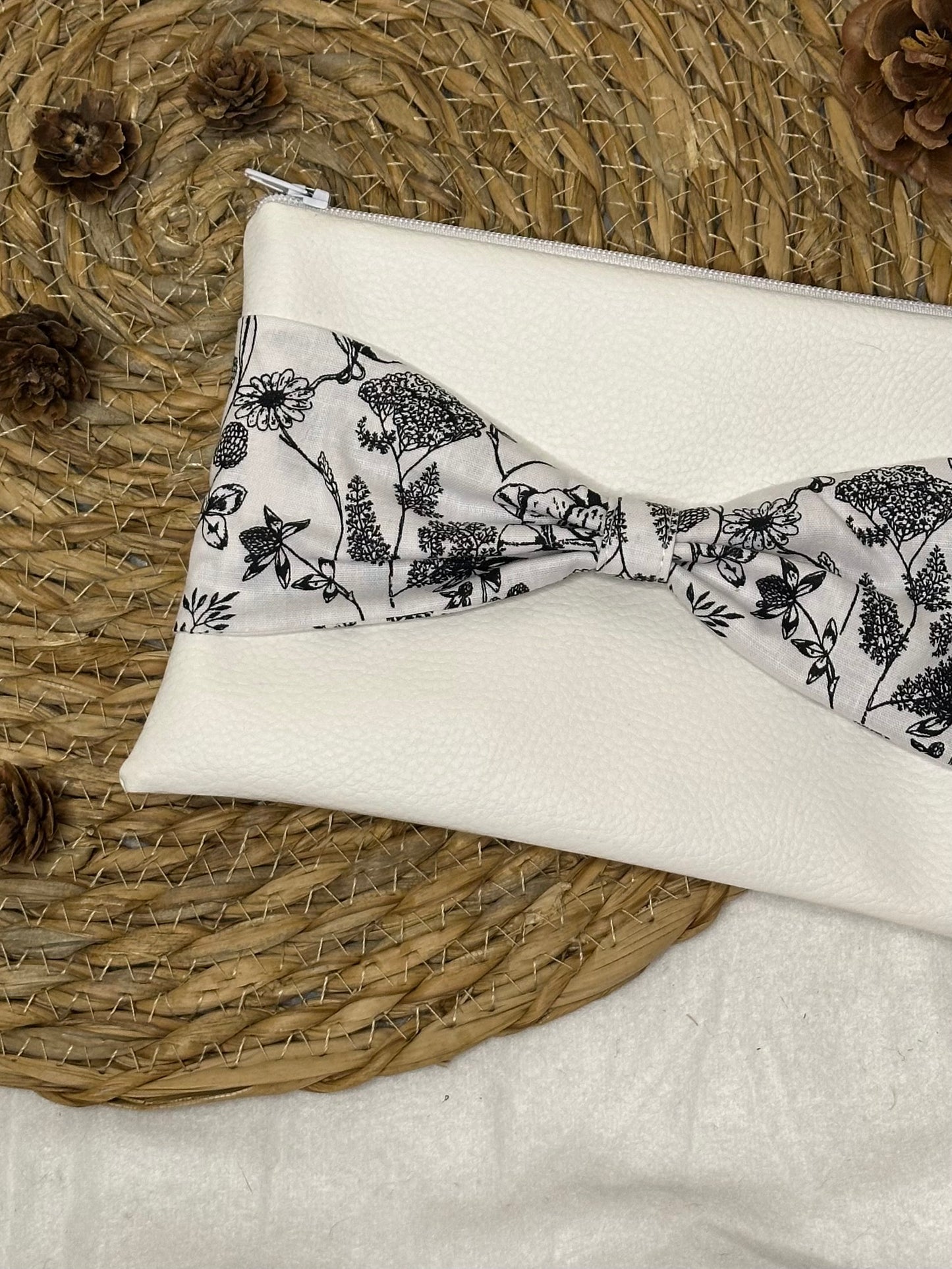 Trousse Anastasia - « Fleurs » Blanche